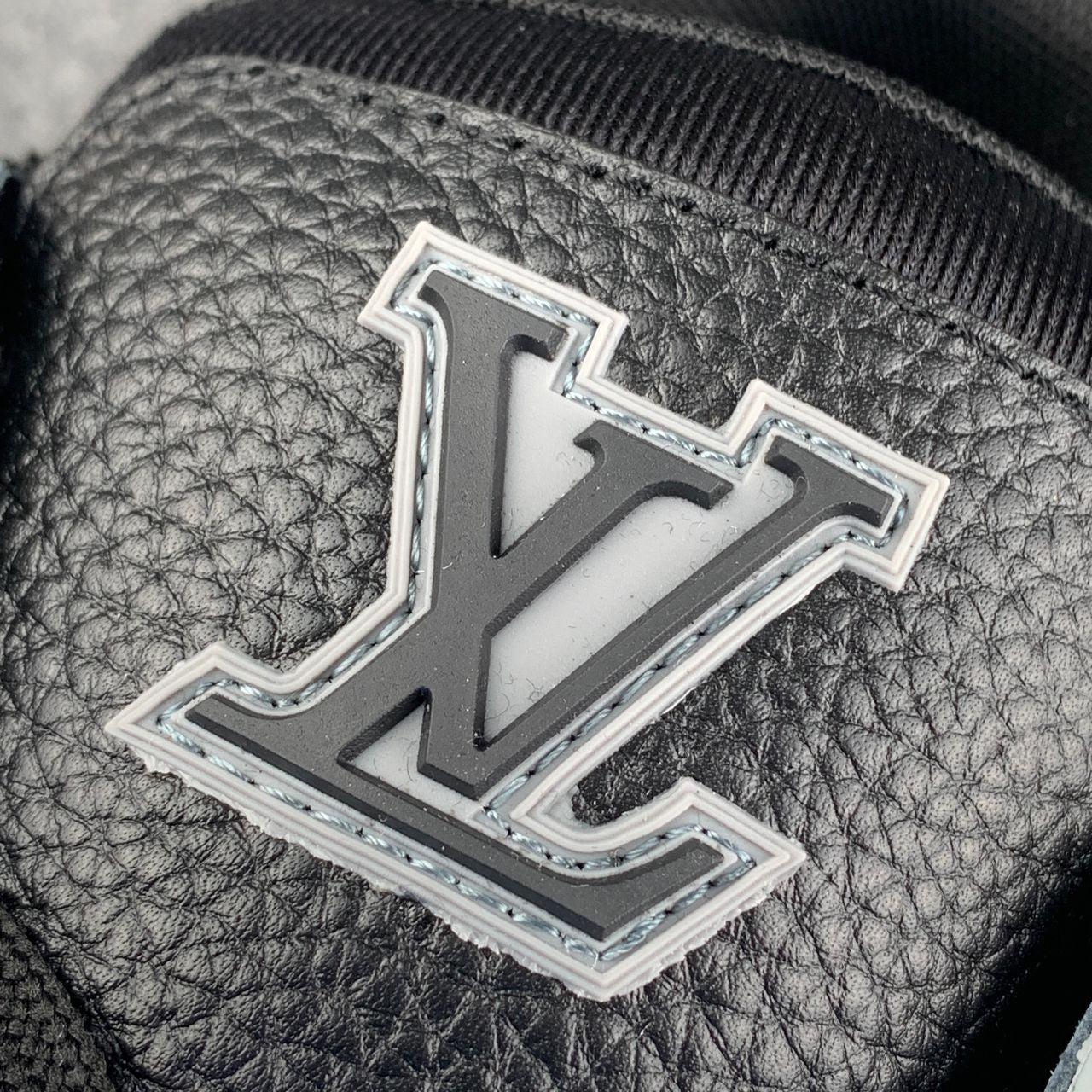 LV Trainer Damier 'Black'
