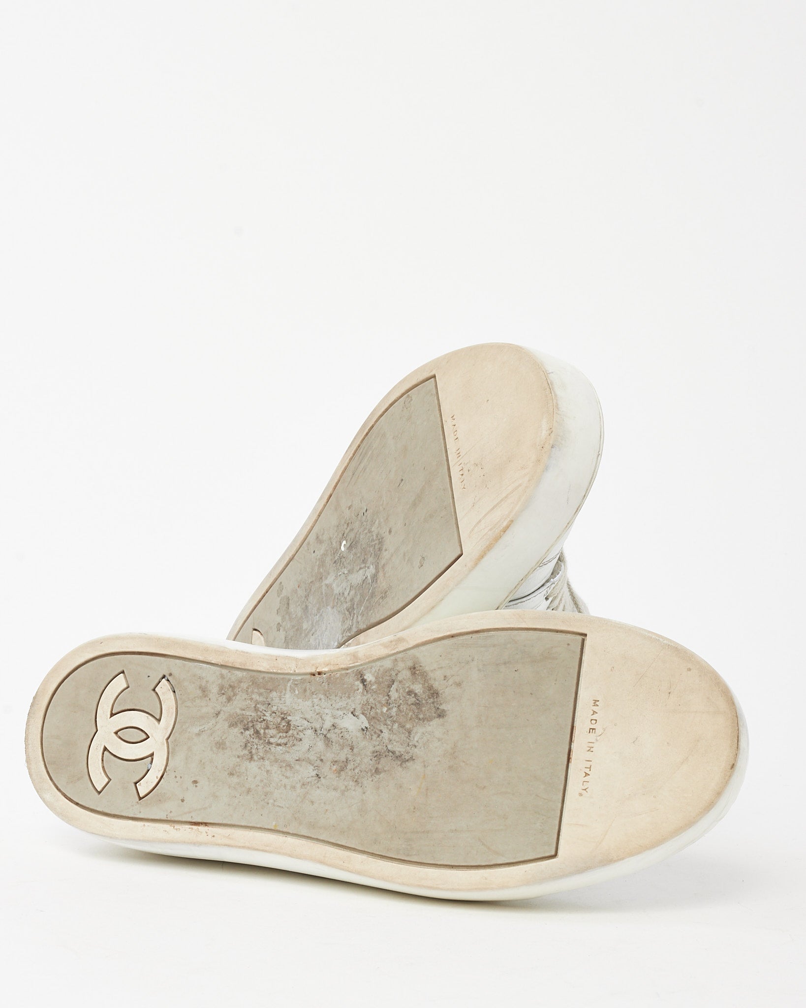 Chanel White Leather and Silver CC Logo Low-Top Sneakers - 36